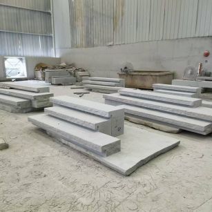 湖南 整石台阶（大面火烧+侧面自然面），出货前厂内拼装